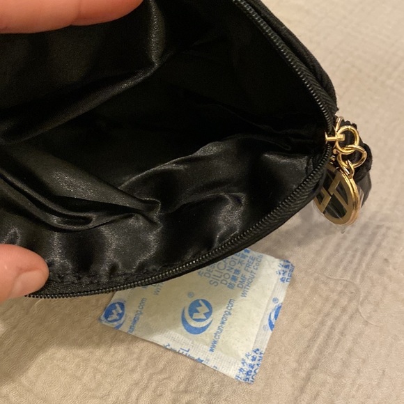 🍀🍀🍀 Giorgio Armani Beauty black wristlet bag . New. - Picture 3 of 8